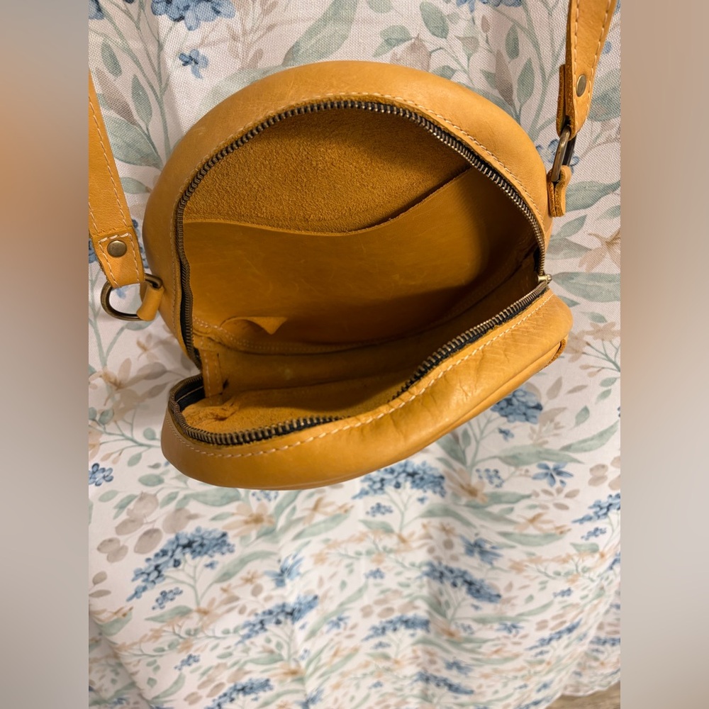 Sunflower Circle Crossbody bag large by Portland Leather - Picture 8 of 12